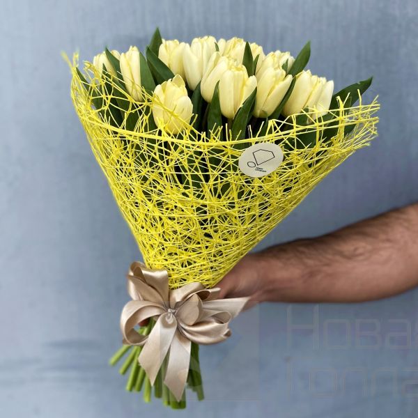 Букет 35 кремовых тюльпанов