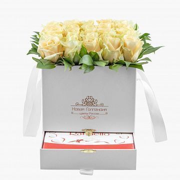 Белая коробка шкатулка 25 кремовых роз Raffaello в подарок №757 Белая коробка шкатулка 25 кремовых роз Raffaello в подарок №757