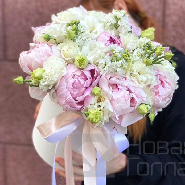 Композиция из пионов в белой шляпной коробке Ажур