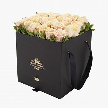 35 нюдовых роз в большой черной коробке шкатулке с макарунсами №469 35 нюдовых роз в большой черной коробке шкатулке с макарунсами №469