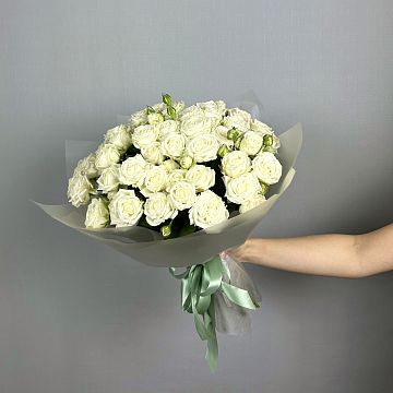 Букет 15 белых кустовых пионовидных роз 40 см