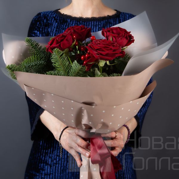 Букет новогоднее настроение из красных роз размер S
