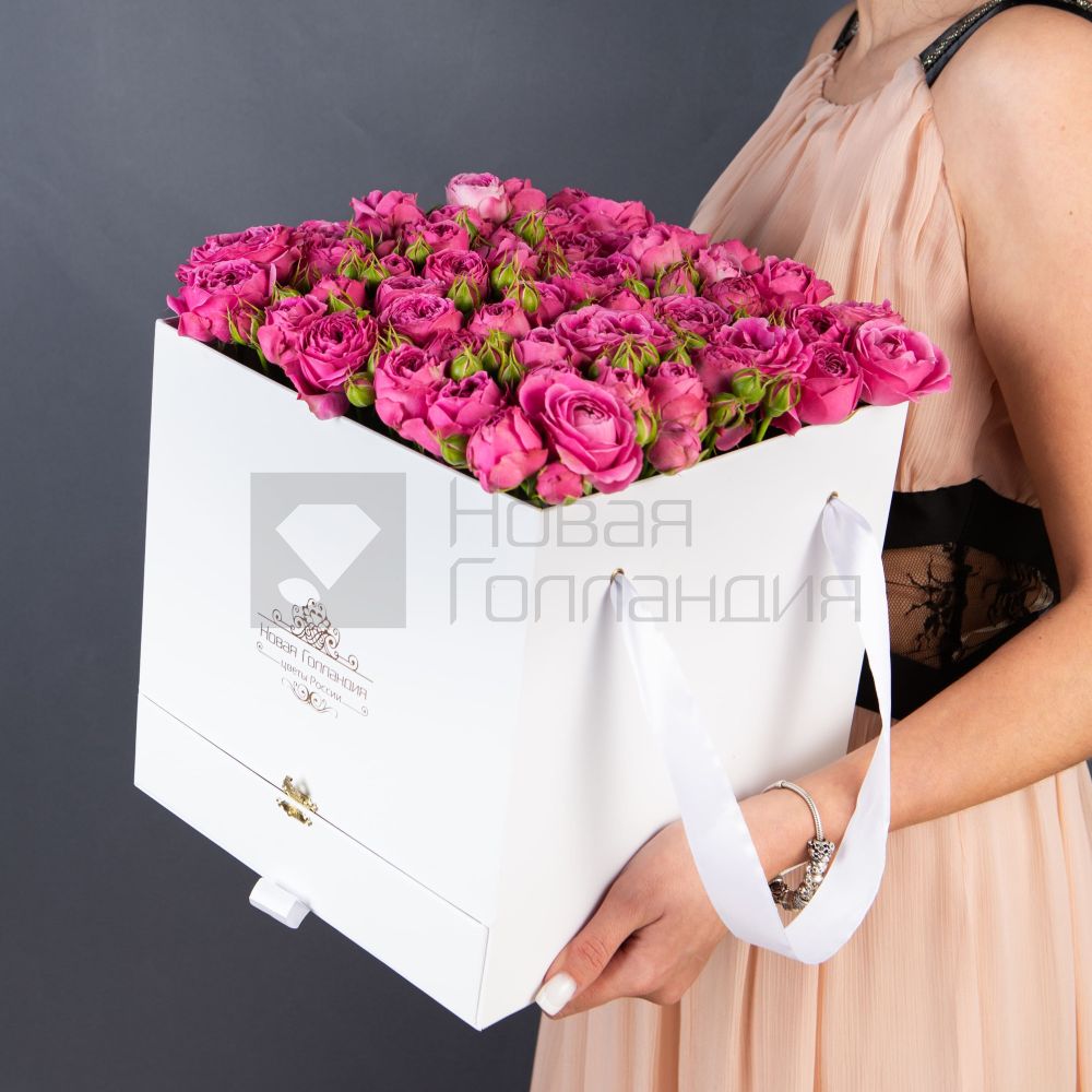 Белая коробка-шкатулка с розовой кустовой пионовидной розой №625