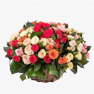 25 кустовых роз ассорти в корзине