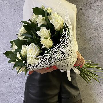 Букет из 25 белых роз 50см. Букет из 25 белых роз 50см.