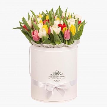 59 тюльпанов микс в большой белой шляпной коробке №506 59 тюльпанов микс в большой белой шляпной коробке №506