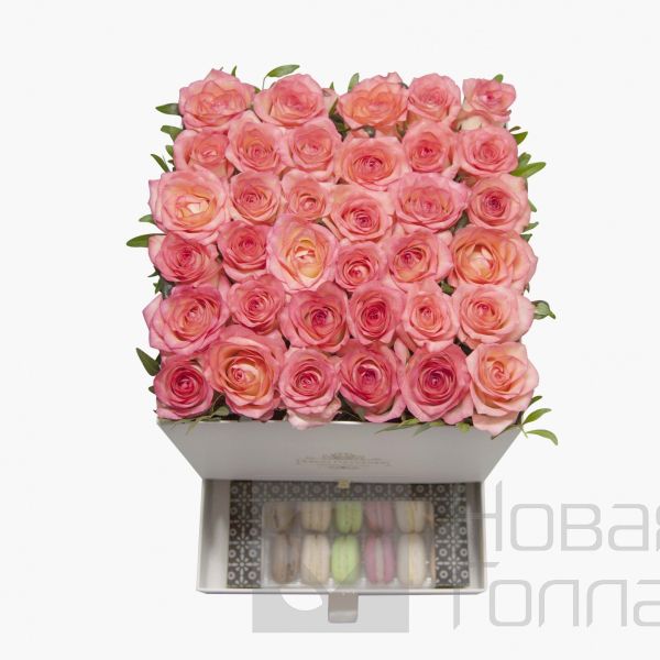 35 розовых роз в большой белой коробке шкатулке с макарунсами №502