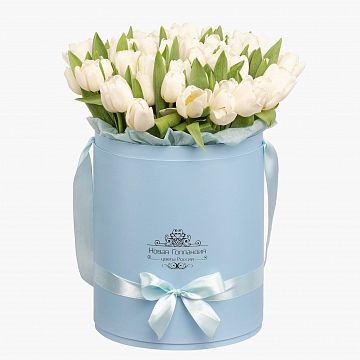 59 белых тюльпанов в большой голубой шляпной коробке №512 59 белых тюльпанов в большой голубой шляпной коробке №512