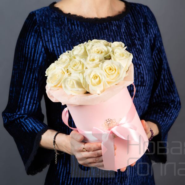 15 белых роз в маленькой розовой шляпной коробке №196