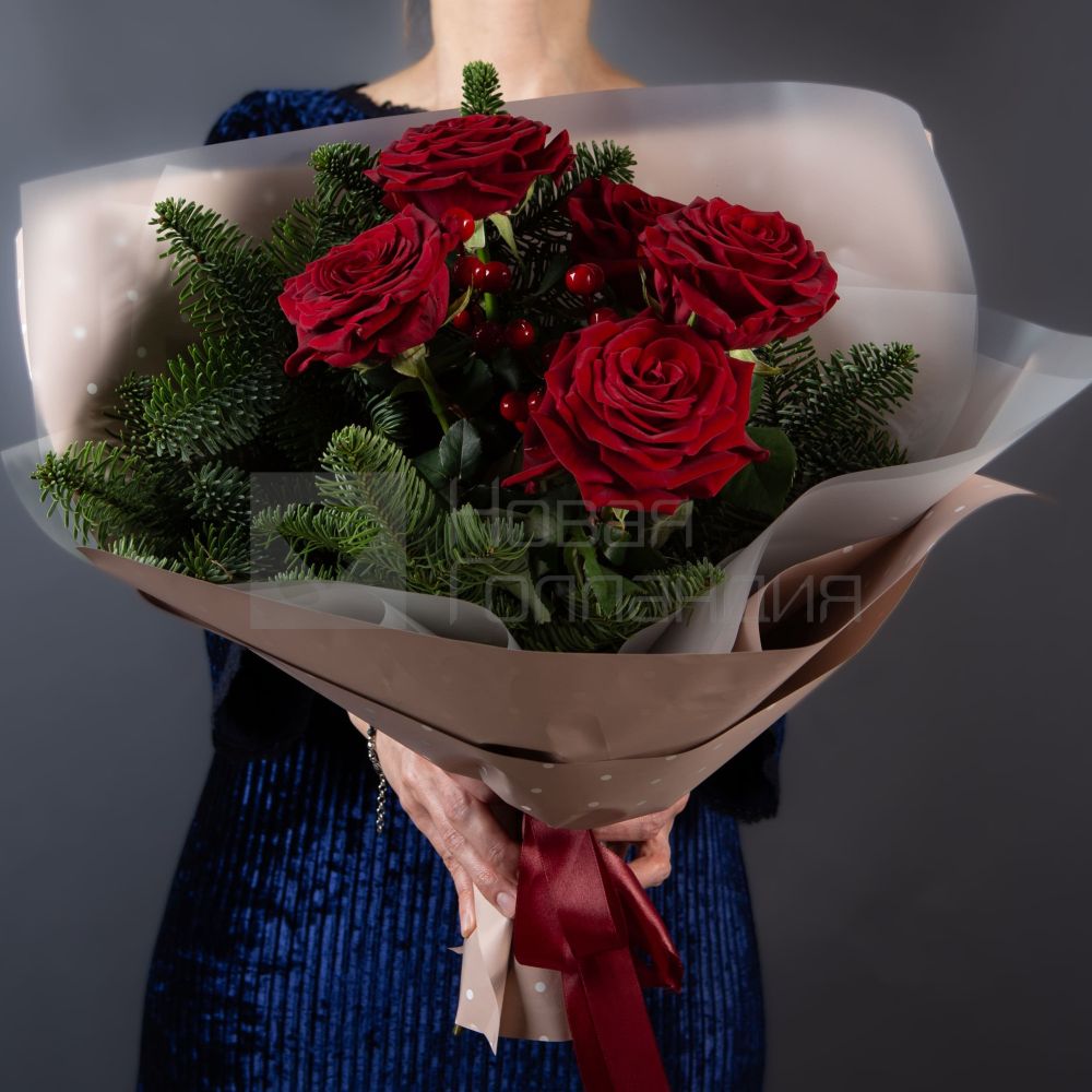Букет новогоднее настроение из красных роз размер S