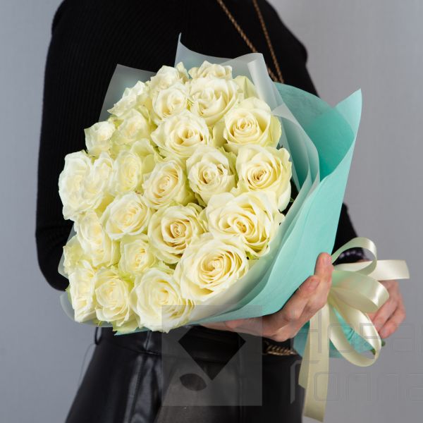 Букет 25 белых роз Кения 40 см  в упаковке