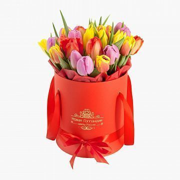 35 тюльпанов микс в красной шляпной коробке №542 35 тюльпанов микс в красной шляпной коробке №542