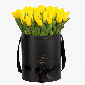 59 желтых тюльпанов в большой черной шляпной коробке №513 59 желтых тюльпанов в большой черной шляпной коробке №513