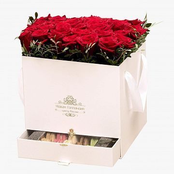 35 красных роз в большой белой коробке шкатулке с макарунсами №461 35 красных роз в большой белой коробке шкатулке с макарунсами №461