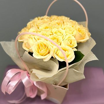 25 кремовых роз в сумочке "Мамочке" 25 кремовых роз в сумочке "Мамочке"