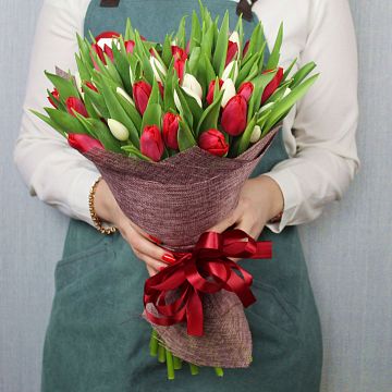 Букет Дуновение весны 51 красно-белый тюльпан Букет Дуновение весны 51 красно-белый тюльпан