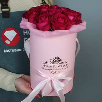 15 малиновых роз в маленькой розовой коробке № 597 15 малиновых роз в маленькой розовой коробке № 597