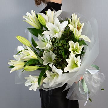 Букет лилия с зеленью