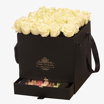 35 белых роз в большой черной коробке шкатулке с макарунсами