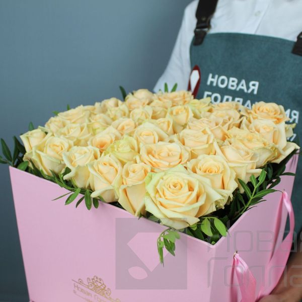 35 кремовых роз в большой розовой коробке шкатулке с макарунсами №471