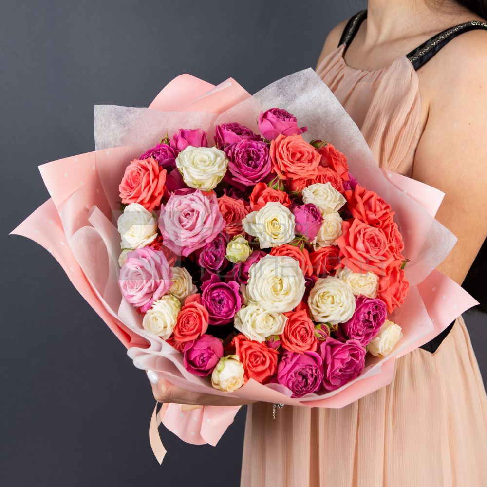 Букет 17 пионовидных кустовых роз 50 см ассорти