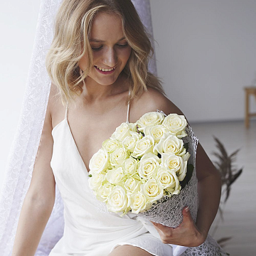 Букет 21 белая роза 50см. Букет 21 белая роза 50см.