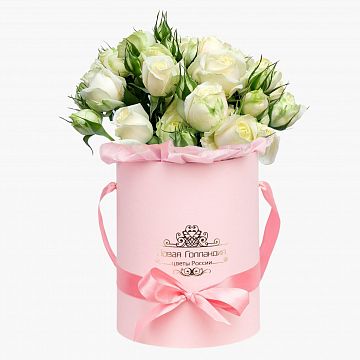 Белые пионовидные розы в маленькой розовой шляпной коробке №714