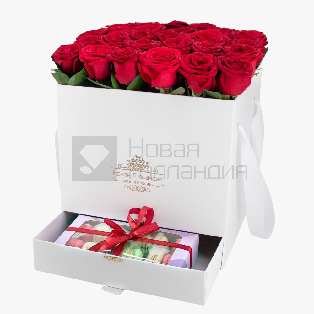 29 красных роз в большой белой коробке шкатулке с макарунсами LUX