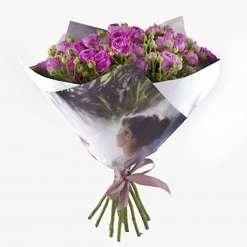 Букет из 11 розовых кустовых 40 см пионовидных роз в дизайнерской упаковке