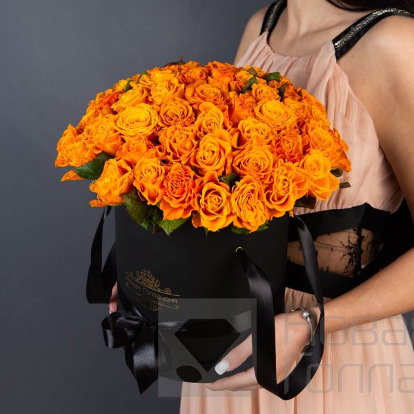 51 Оранжевая роза в большой черной шляпной коробке №335