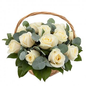 Маленькая корзина из 15 белых роз Маленькая корзина из 15 белых роз