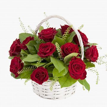 Маленькая корзина из 15 красных роз