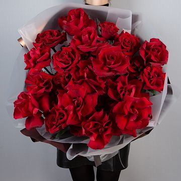 Букет 25 французских красных роз в упаковке Букет 25 французских красных роз в упаковке