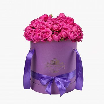 11 розовых кустовых пионовидных роз в сиреневой шляпной коробке №47 11 розовых кустовых пионовидных роз в сиреневой шляпной коробке №47