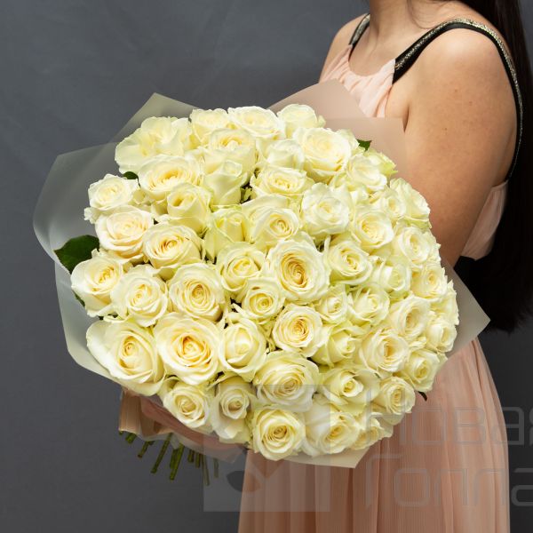 Букет 55 белых роз 50 см.