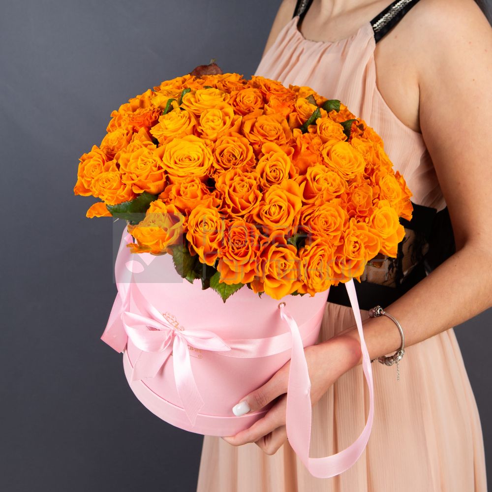 51 оранжевая роза в большой розовой шляпной коробке №597