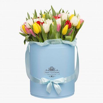 59 тюльпанов микс в большой голубой шляпной коробке №519 59 тюльпанов микс в большой голубой шляпной коробке №519