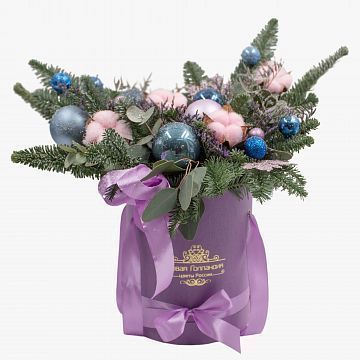 Композиция Зимнее очарование в сиреневой шляпной коробке