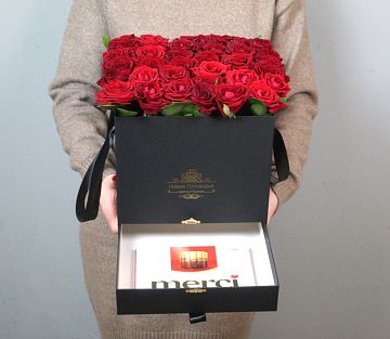35 красных роз в большой черной коробке шкатулке с конфетами Merci 35 красных роз в большой черной коробке шкатулке с конфетами Merci