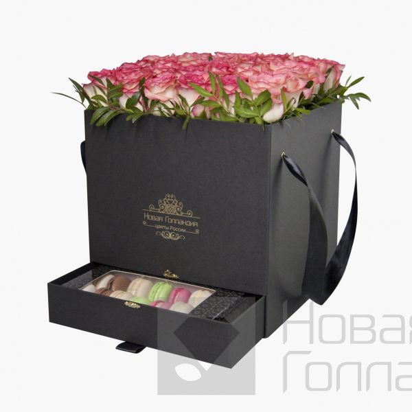 35 розовых роз в большой черной коробке шкатулке с макарунсами №501