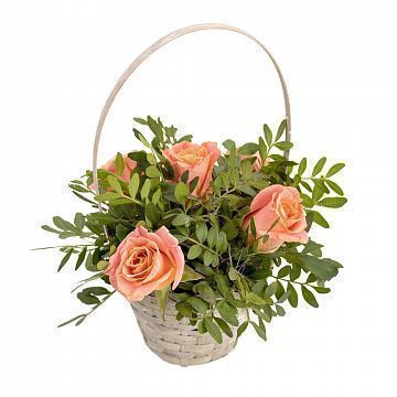 5 коралловых роз в маленькой корзинке 5 коралловых роз в маленькой корзинке