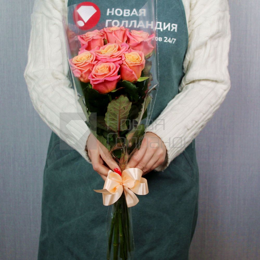 Букет из 7 персиково-розовых роз