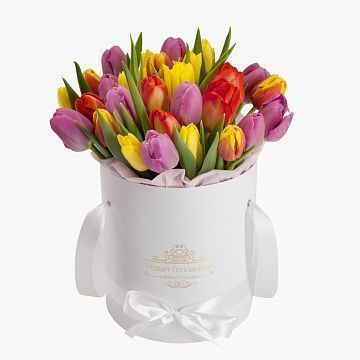 35 тюльпанов микс в белой шляпной коробке №541 35 тюльпанов микс в белой шляпной коробке №541