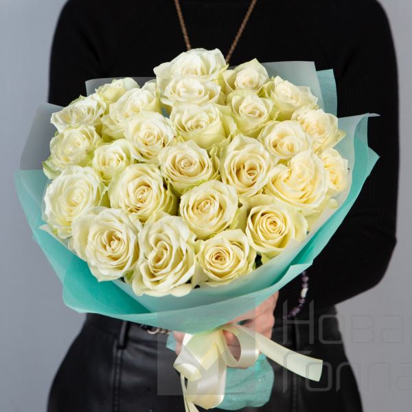 Букет 25 белых роз Кения 40 см  в упаковке