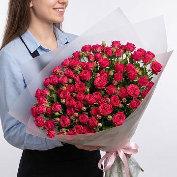 Букет 25 малиновых кустовых роз
