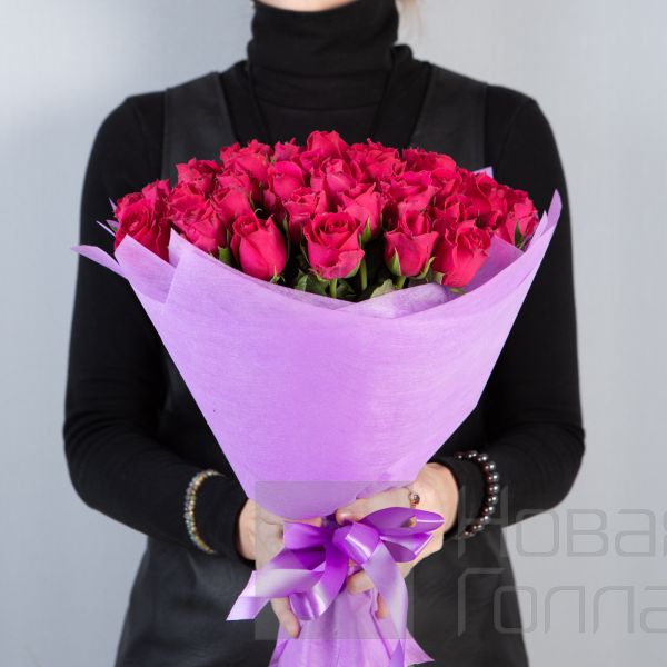 Букет 51 малиновая роза Кения  40 см в упаковке