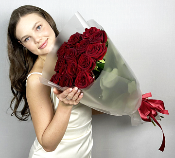 Букет 15 красных роз 50см