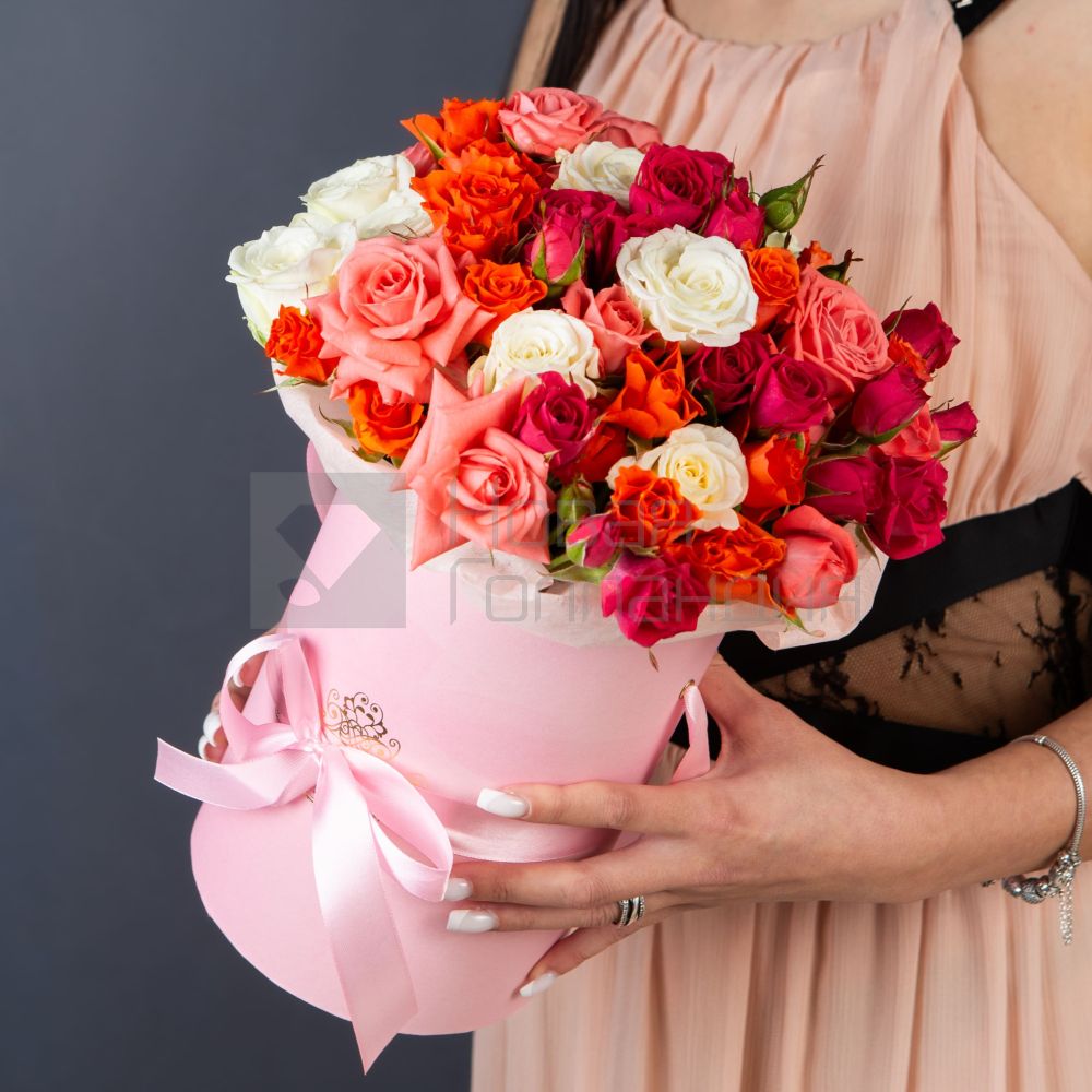 Кустовые розы в маленькой розовой шляпной коробке №571