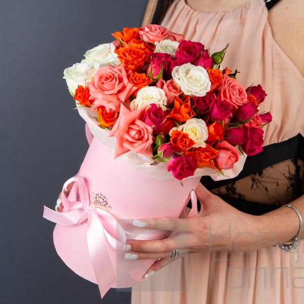 Кустовые розы в маленькой розовой шляпной коробке №571