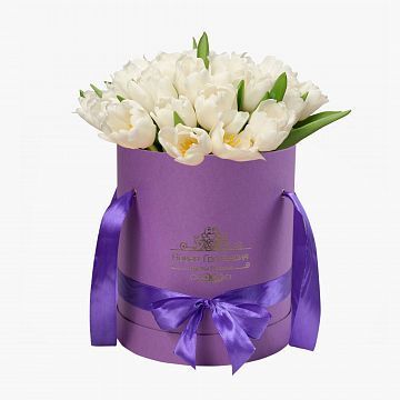 35 белых тюльпанов в сиреневой шляпной коробке №108 35 белых тюльпанов в сиреневой шляпной коробке №108